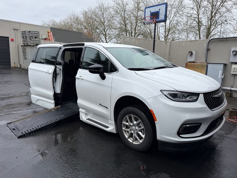 Used 2025 Chrysler Pacifica