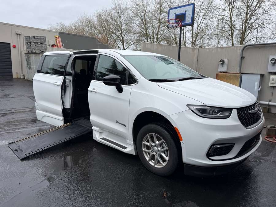 2025 Chrysler Pacifica Select