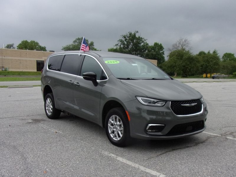 Used 2025 Chrysler Pacifica