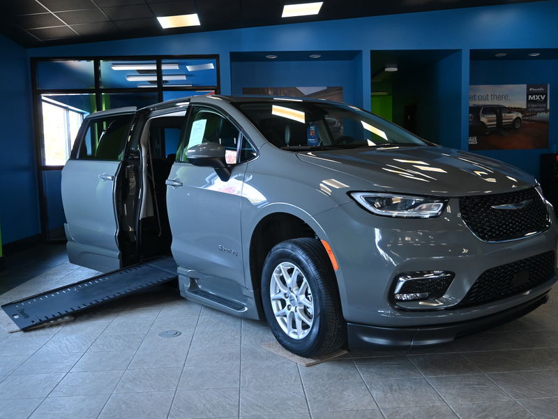 Used 2023 Chrysler Pacifica