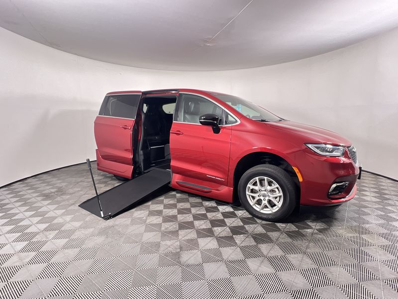 Used 2025 Chrysler Pacifica